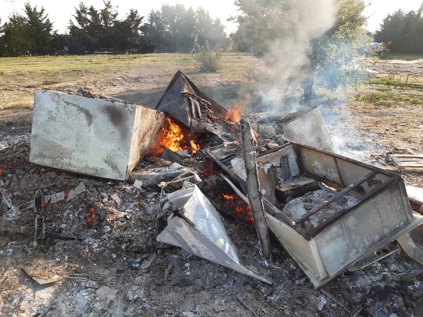 Bruciava rifiuti anche speciali nel Catanzarese, denunciato 70enne