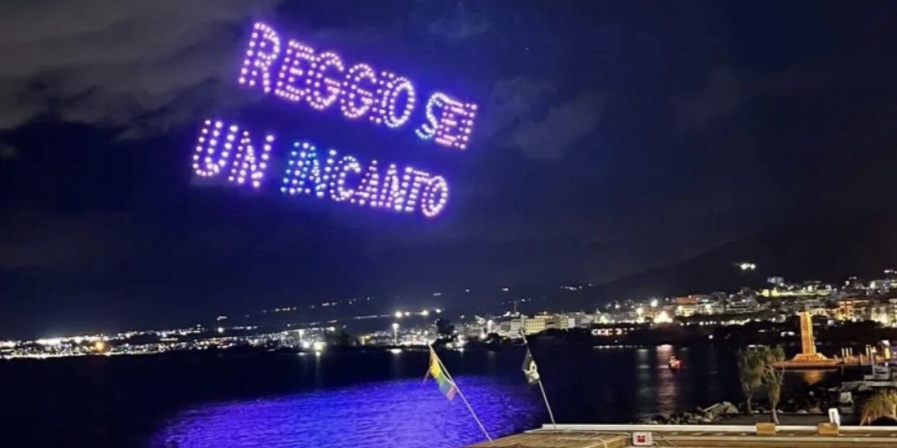 Cinquecento droni danzanti in volo nel cielo di Reggio Calabria – FOTO
