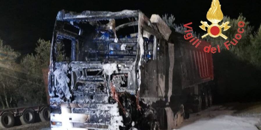 Lamezia, in fiamme un camion di una ditta di rifiuti. Indagini in corso