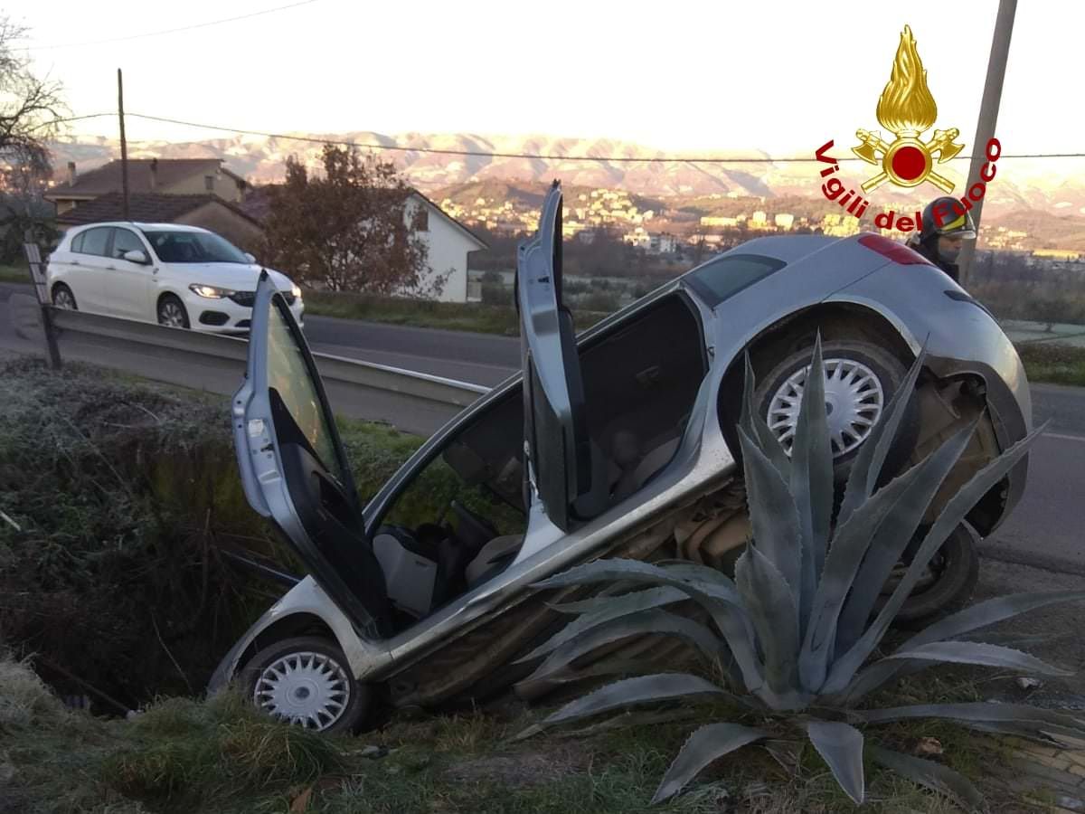 Un'auto finisce fuori strada nel Cosentino, soccorso un 42enne – FOTO