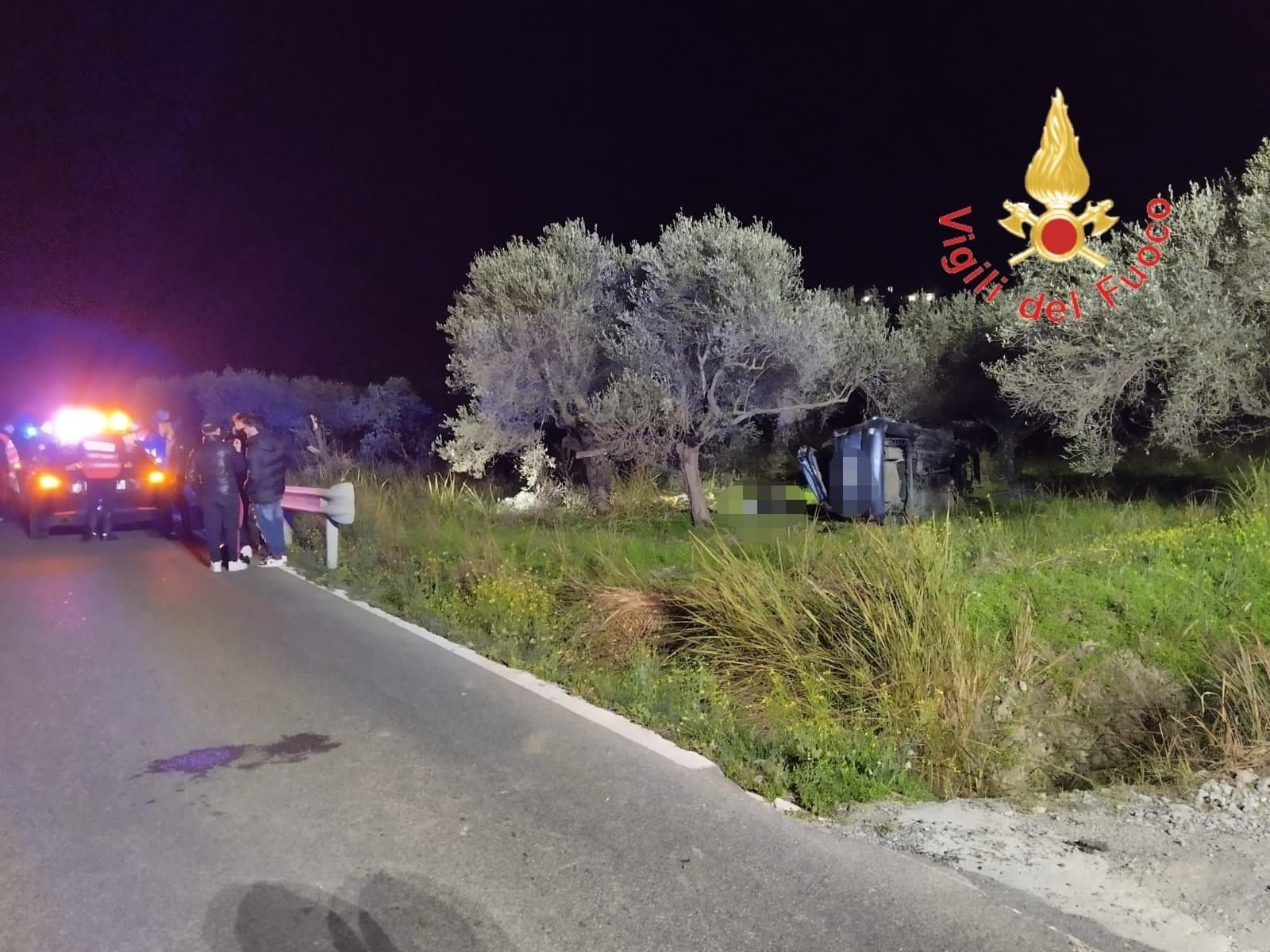 Finisce con l’auto fuori dalla carreggiata, incidente mortale a Isca sullo Jonio