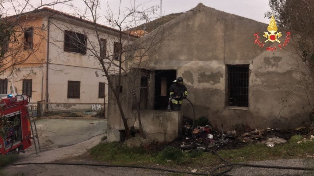 Botricello, in fiamme una casa abbandonata
