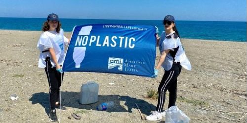 Spiagge pulite, raccolti 500 chili di rifiuti a Cirò Marina