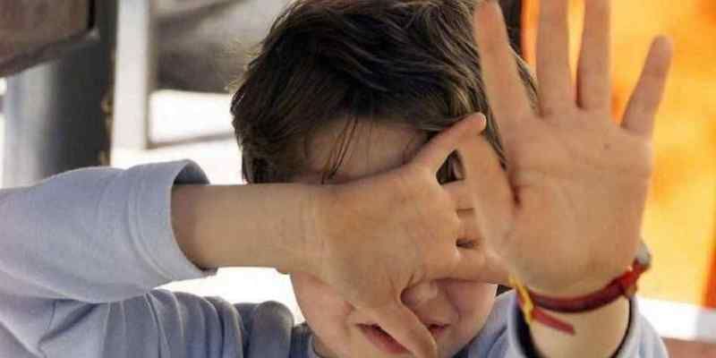 Bimbo immigrato preso a calci da un adulto, Occhiuto: «Raccapricciante»