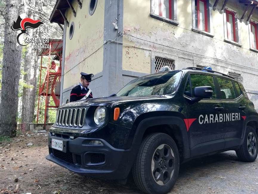 Rubano caloriferi all’interno di un’ex scuola nel Cosentino, due arresti