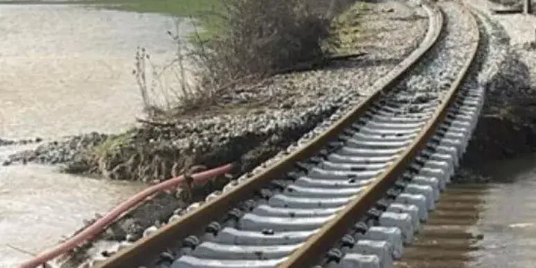 Il binario della linea (fuori esercizio) Cosenza-Catanzaro sospeso sull’acqua