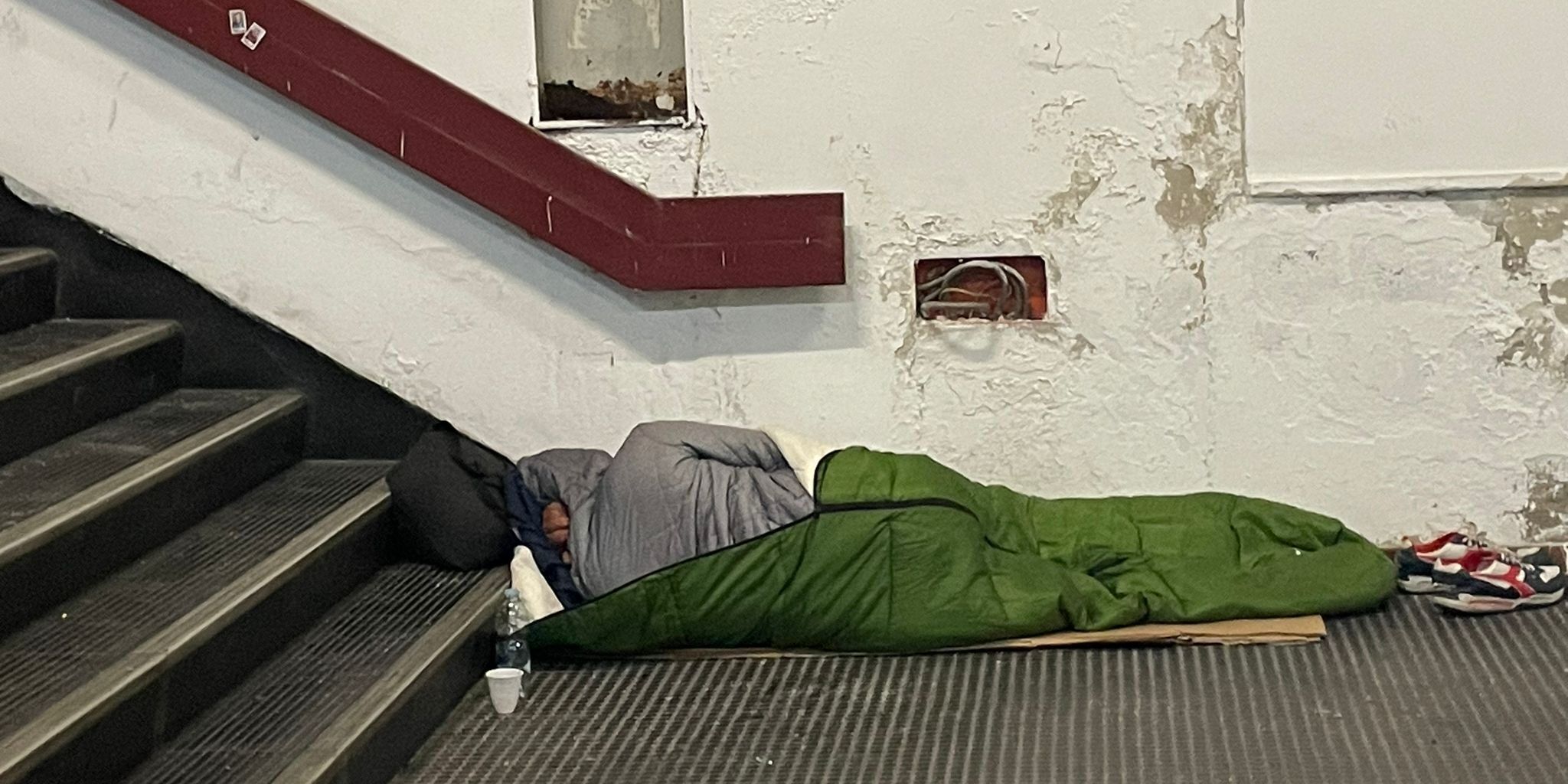 L’eterna decadenza della stazione di Cosenza, tra saracinesche abbassate e fragili progetti di rilancio