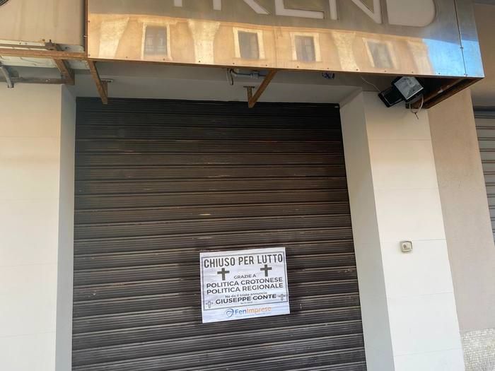 Zona rossa, protesta a Crotone: manifesti a lutto e saracinesche chiuse