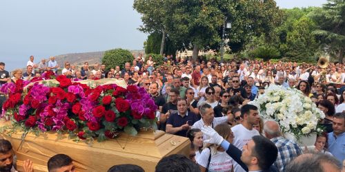 «Insieme volate in alto», il lungo e commosso addio di Nicotera ad Antonella Teramo e alla piccola Maya