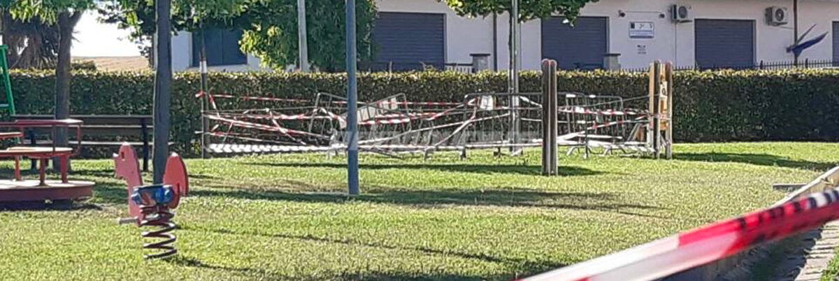 Tredicenne muore folgorato da un lampione, aperta inchiesta