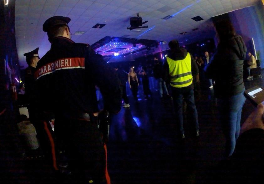 Uscite di sicurezza ostruite e idranti malfunzionanti: sanzioni per una nota discoteca del Lametino