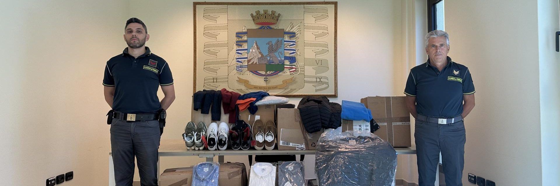 Sequestrati capi contraffatti in un noto outlet