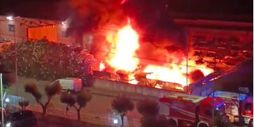 Incendio nella notte nel deposito di Ecologia Oggi a Cosenza, danneggiati diversi mezzi – VIDEO