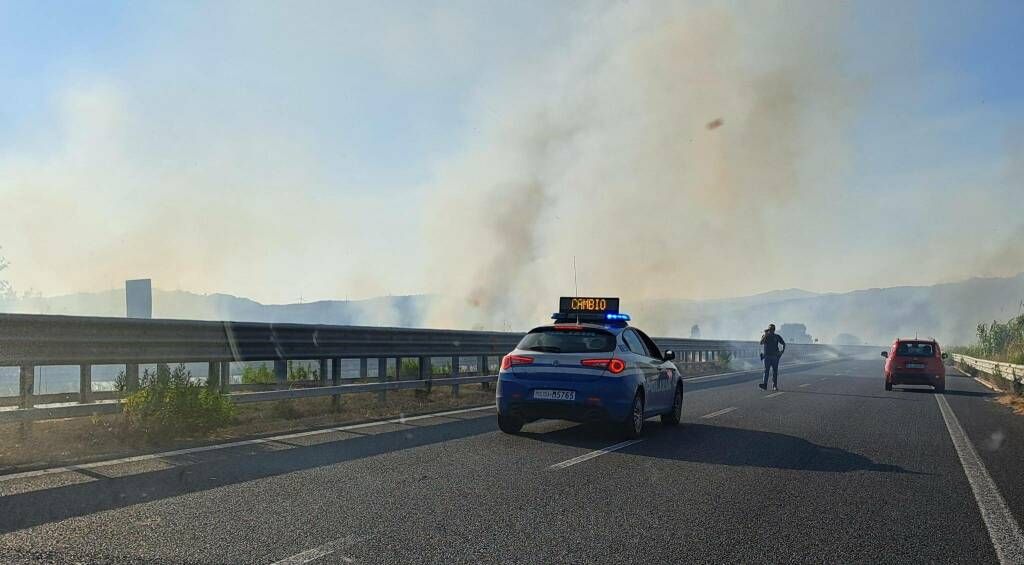 Vasto incendio ai bordi della SS280 verso Germaneto: strada chiusa