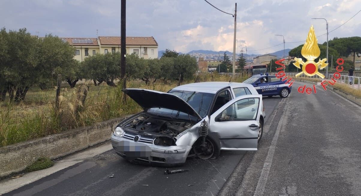 Incidente stradale a Catanzaro, feriti un uomo e una donna