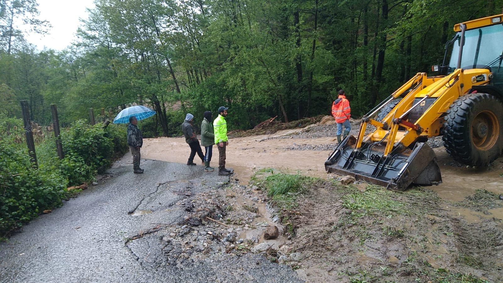 Maltempo in Calabria, allagamenti a Reggio e scuole chiuse a Sant’Agata d’Esaro – FOTO