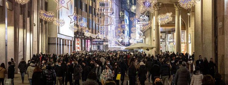 Omicron, la stretta: tamponi per vaccinati e super green pass di breve durata