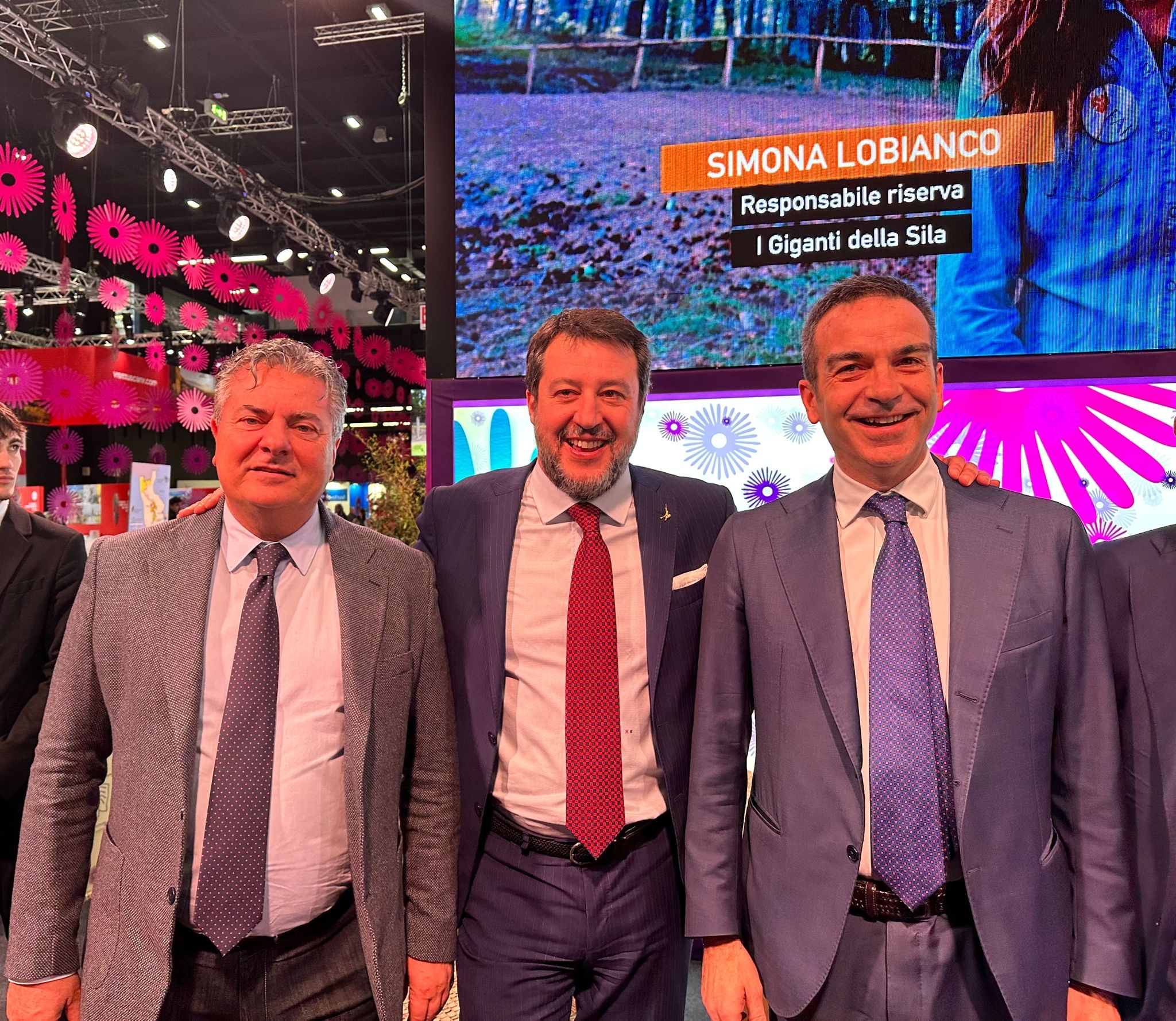 Bit, Salvini visita lo stand della Calabria: «Fondamentale dotare la regione delle migliori infrastrutture»