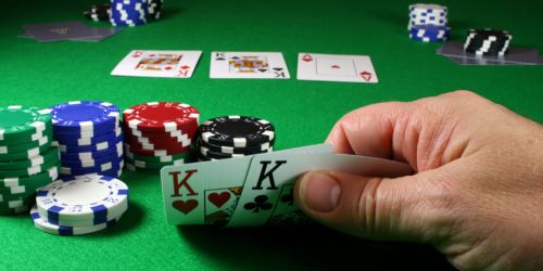 L’ingegnere e il poliziotto con la passione per il Texas Hold’Em. Così la ‘ndrangheta ha messo le mani sul gaming