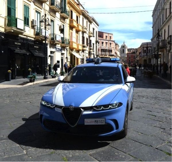 Rissa tra giovani nel centro di Crotone, due denunce