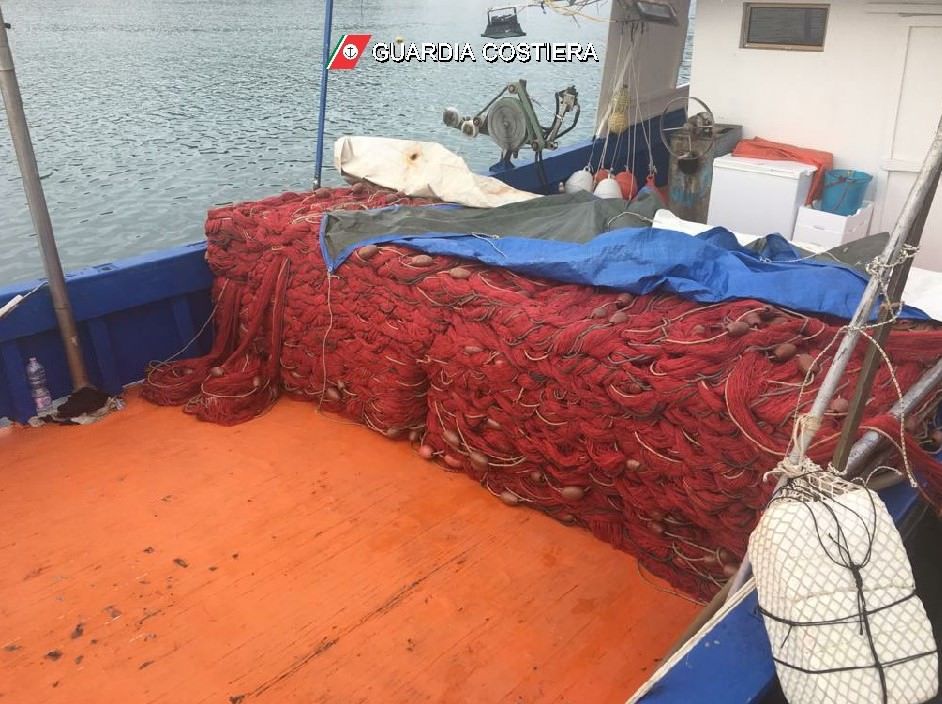 Sequestrata una rete di oltre 5 km dalla Guardia Costiera di Corigliano Rossano – FOTO e VIDEO