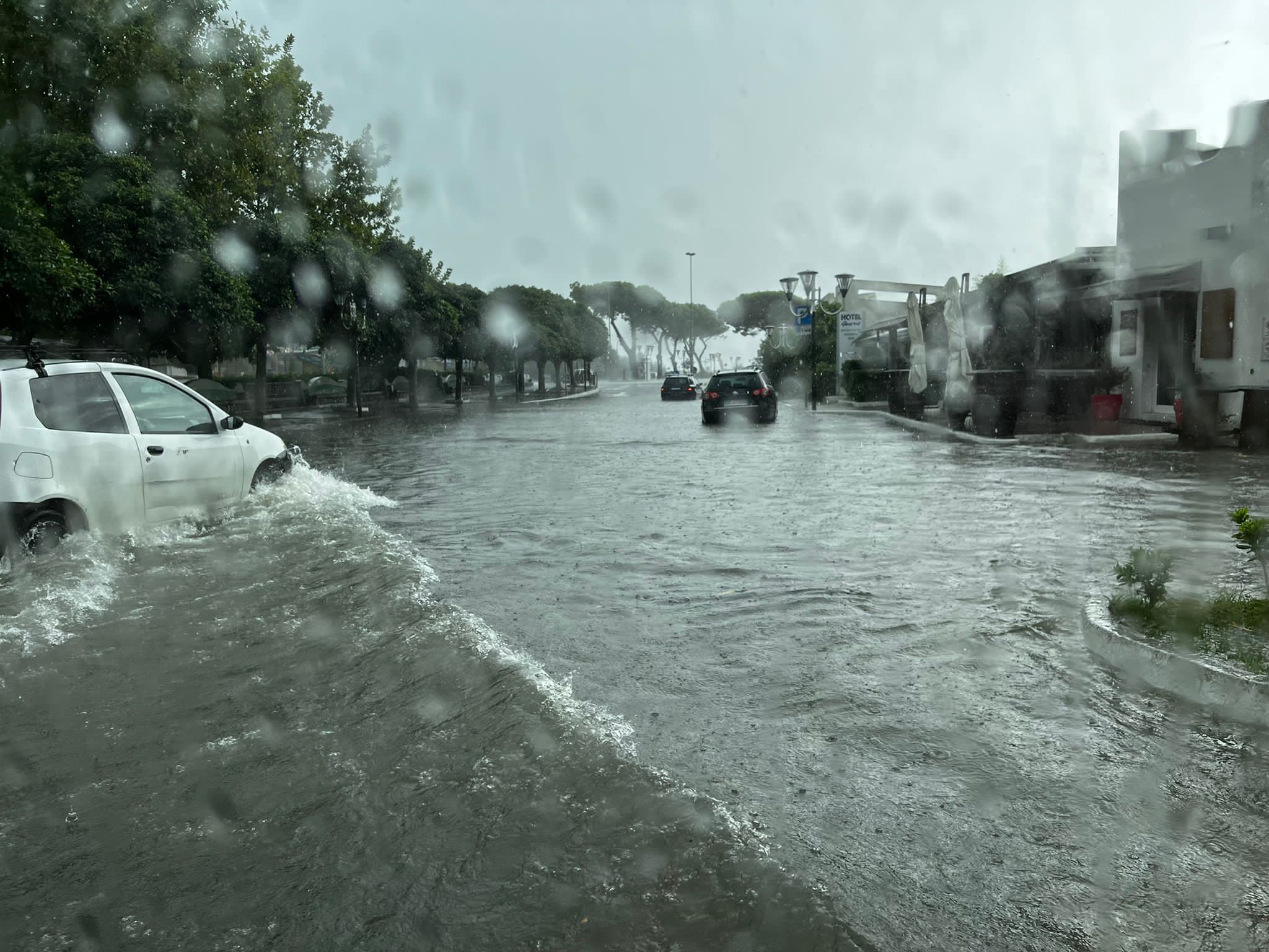 Bomba d’acqua a Scalea, viabilità in tilt – FOTO