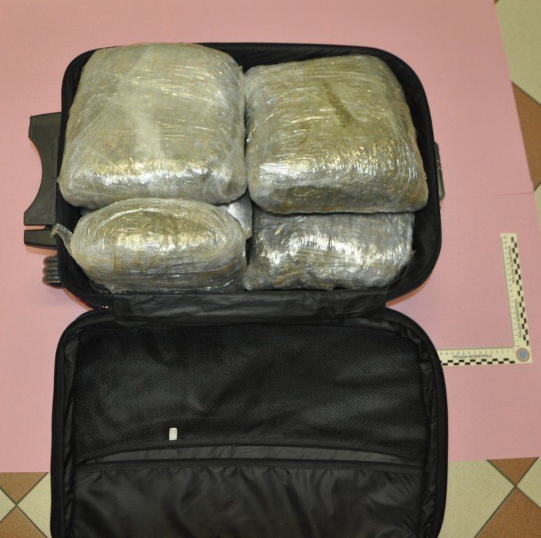 Beccato con un chilo e mezzo di erba in valigia