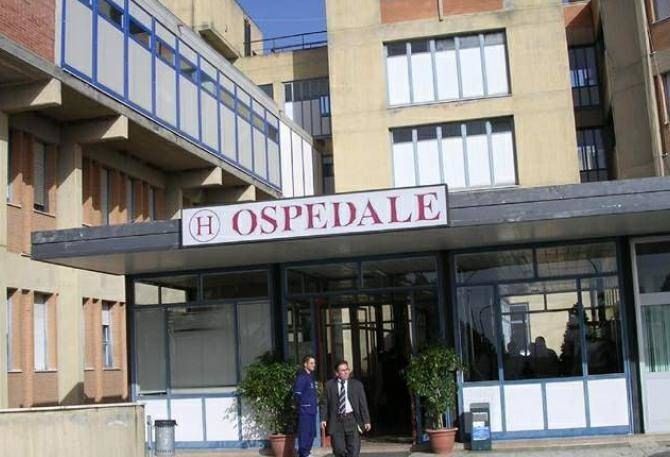 Ascensore ko e pazienti trasportati a braccio, a Locri «scene da terzo mondo»