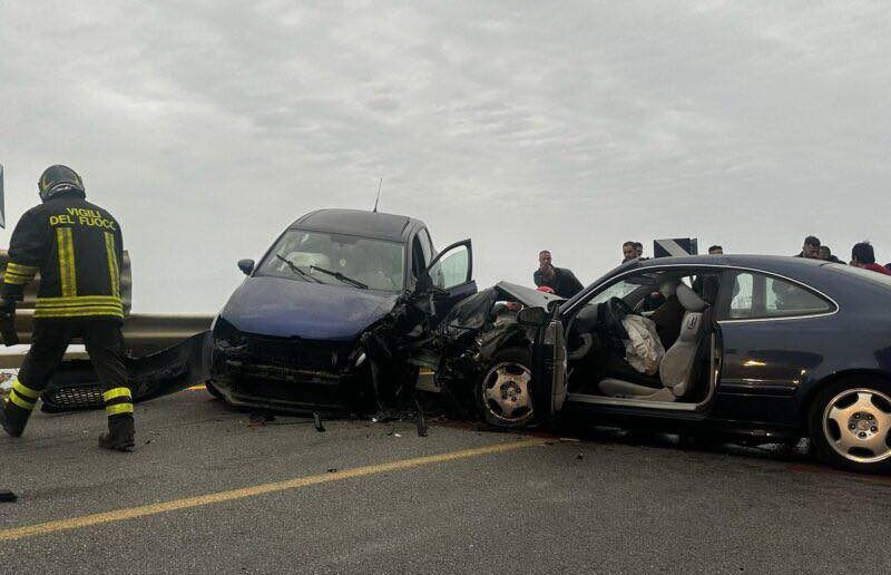 Scontro frontale tra due auto sulla statale 106 nel Reggino: ferite quattro persone