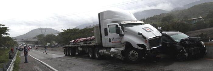 Tir tampona due pullman: morto il conducente, 15 feriti