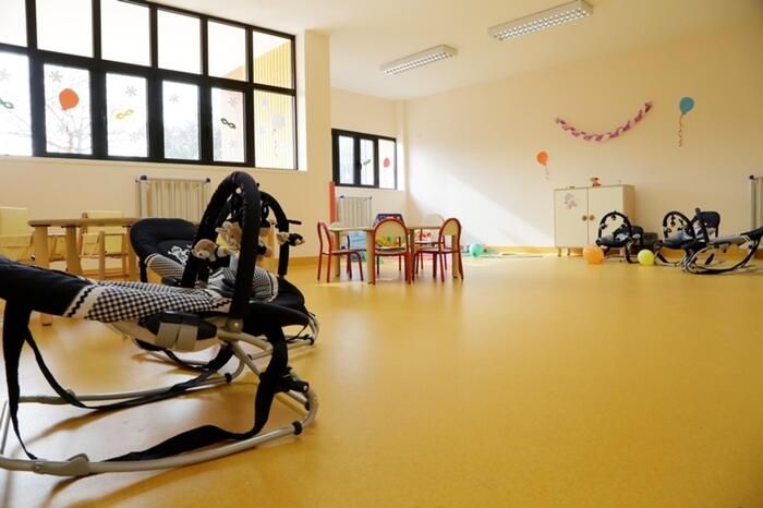 Bimbi di un asilo nido sbattuti a terra e derisi