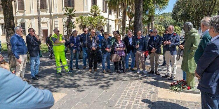 Anniversario della morte di Giacomo Mancini, tanta gente a Cosenza per onorare il leone socialista