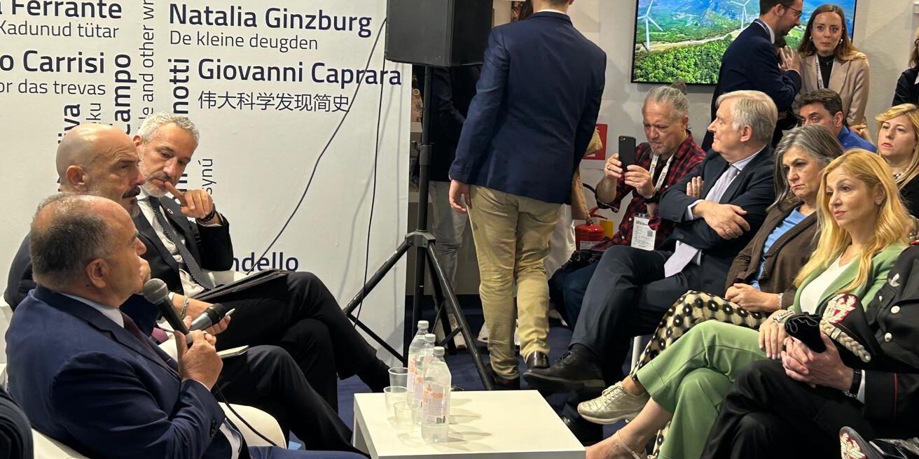 Salone del Libro a Torino, allo stand Calabria la visita del procuratore Gratteri