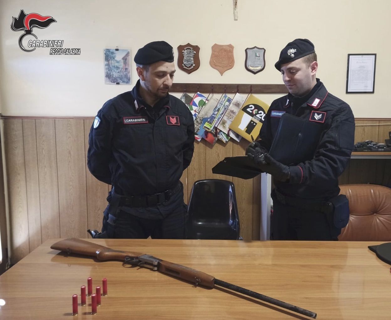 Un fucile e le munizioni occultate in un bancone da bar, arrestato un 28enne