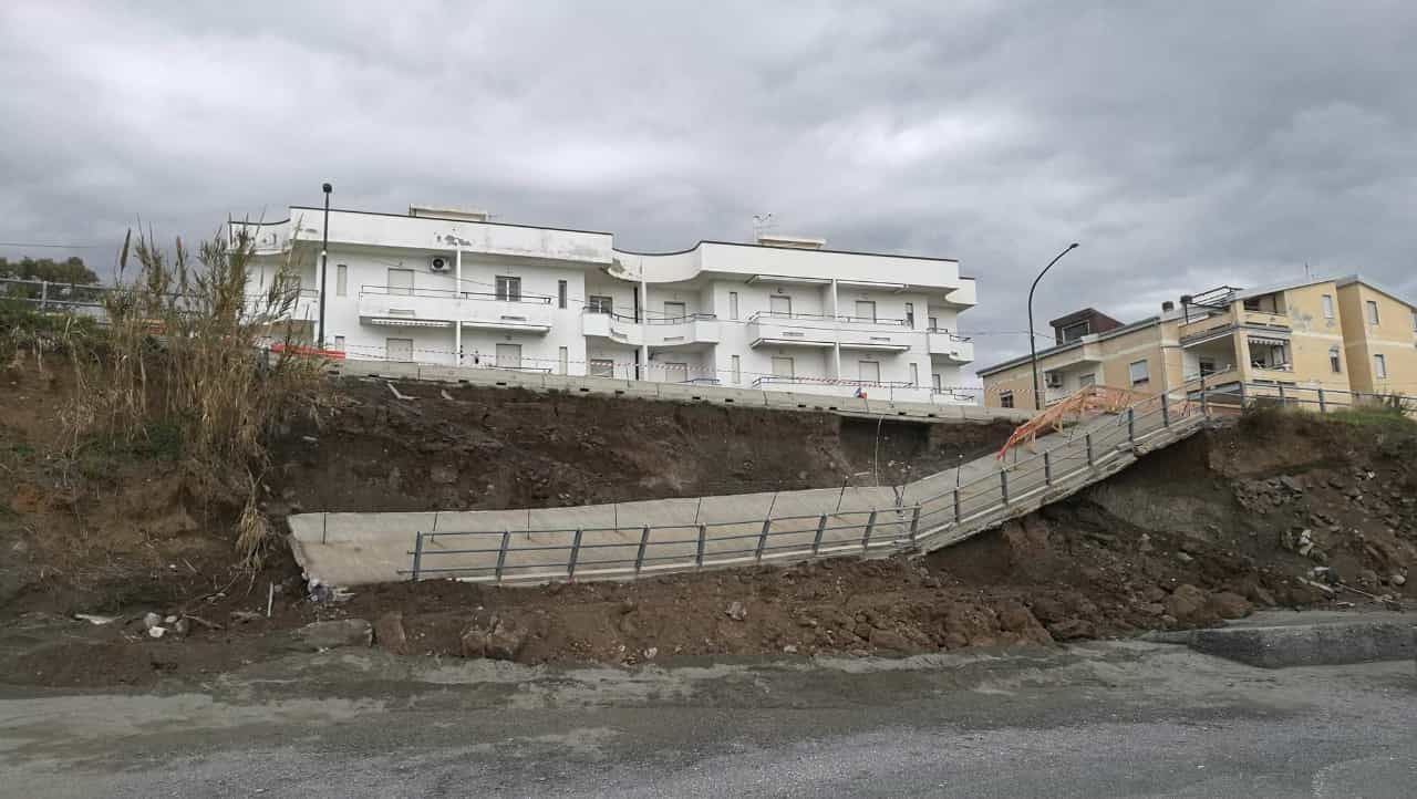 In Calabria l’erosione è diventata un morbo sociale