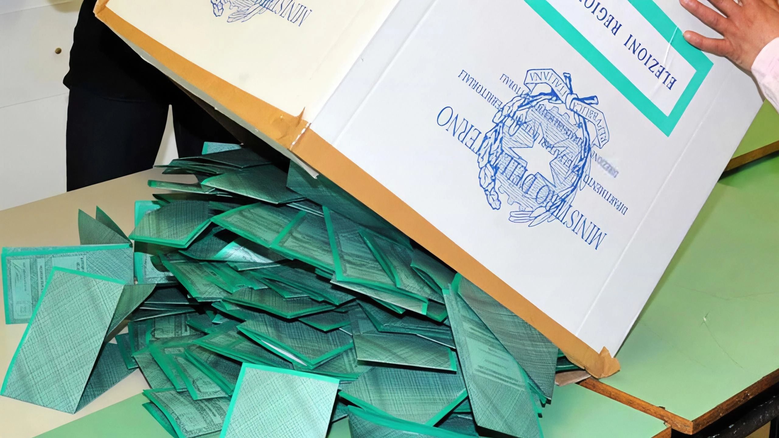 Elezioni, centrosinistra avanti in Puglia e Campania