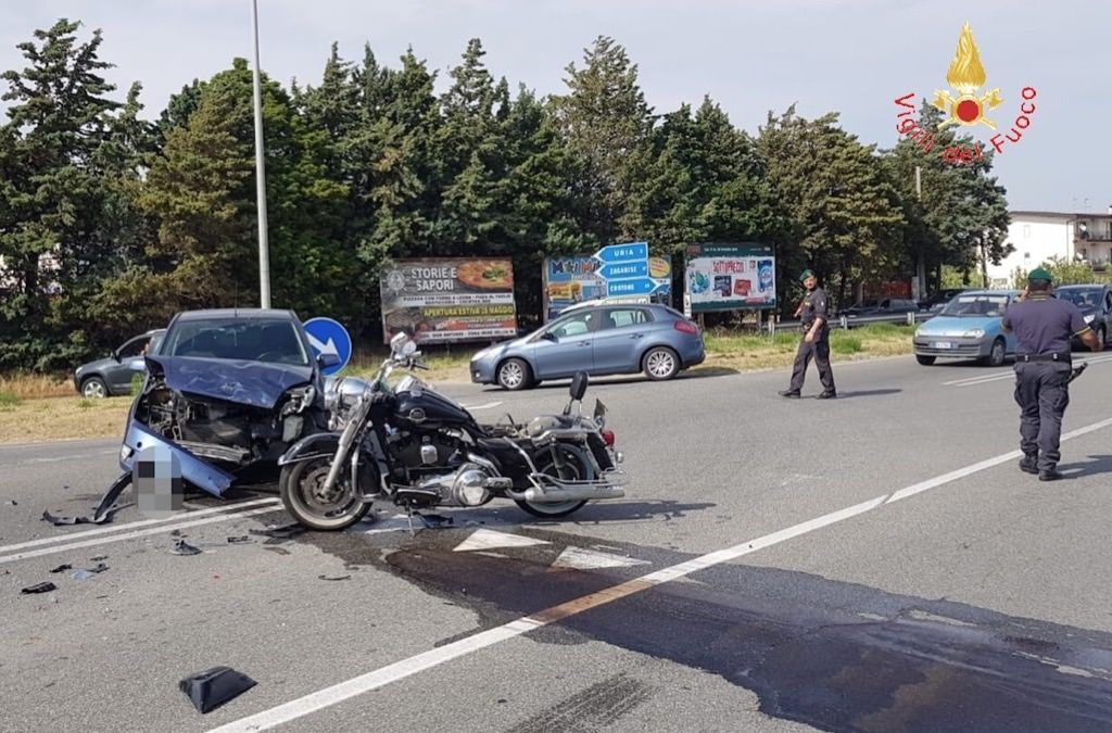 Scontro auto-moto sulla statale 106, due feriti