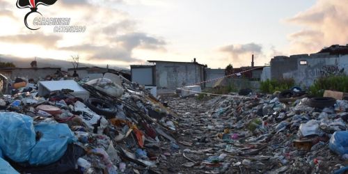 La filiera illegale dei rifiuti nel campo rom di Lamezia: 17 persone (e quattro società) a processo