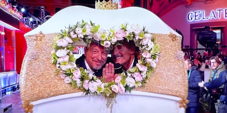 Mano nella mano e la carrozza, Amadeus e Fiorello salutano il Festival