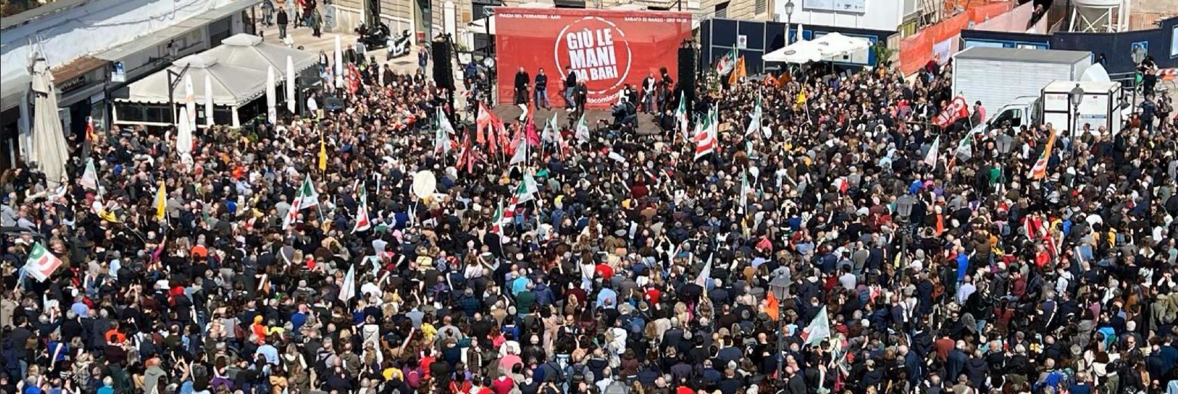 “Giù le mani da Bari”, in migliaia in sostegno a Decaro