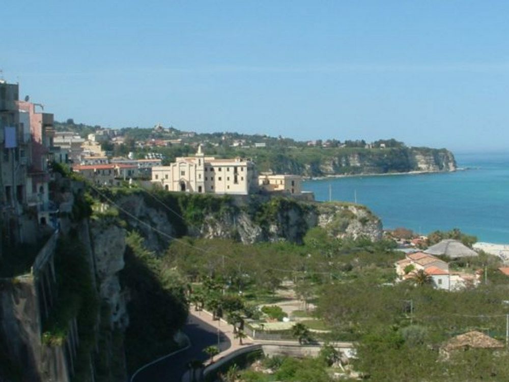 Abusivismo edilizio e inquinamento ambientale, 25 denunciati a Tropea