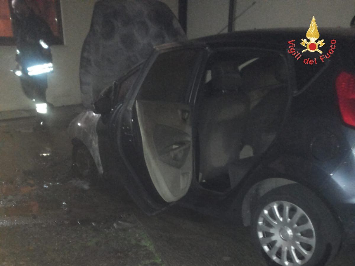 Auto incendiata a Catanzaro, trovato liquido infiammabile