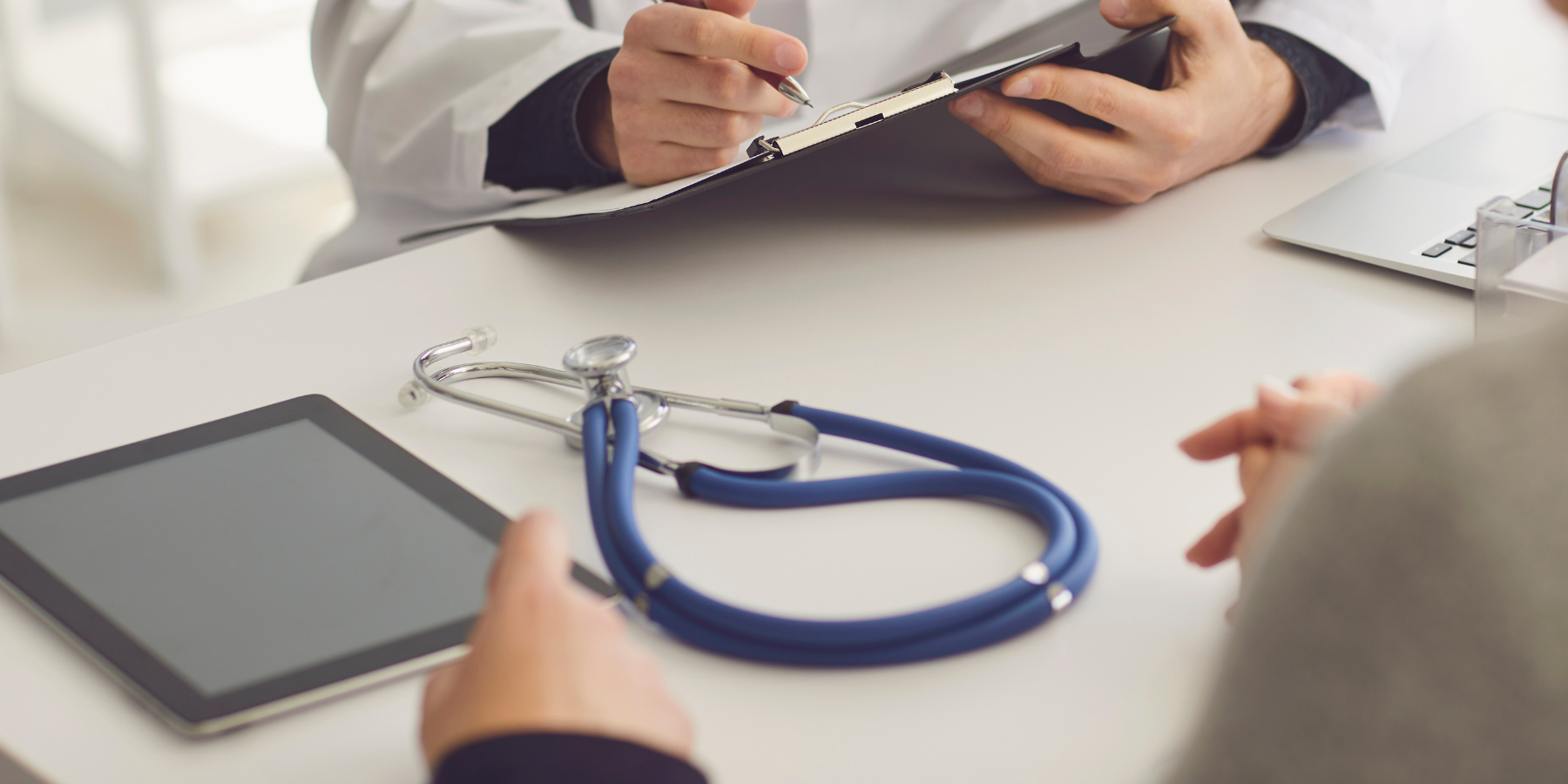 Dulbecco, le accuse al cardiologo con lo studio a Pizzo: oltre 3 mila «visite in nero» e «false prenotazioni»