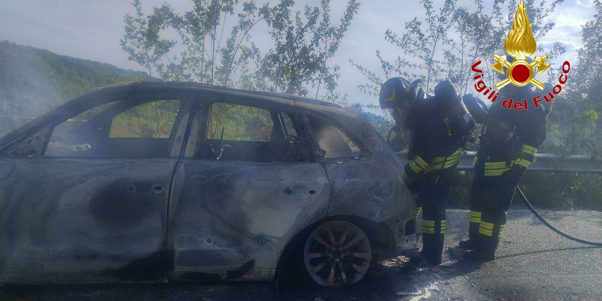 Auto in transito prende fuoco nel Vibonese, in tre si mettono in salvo