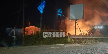 Grosso incendio a Vibo Valentia, le fiamme minacciano una casa e le auto in transito – FOTO E VIDEO