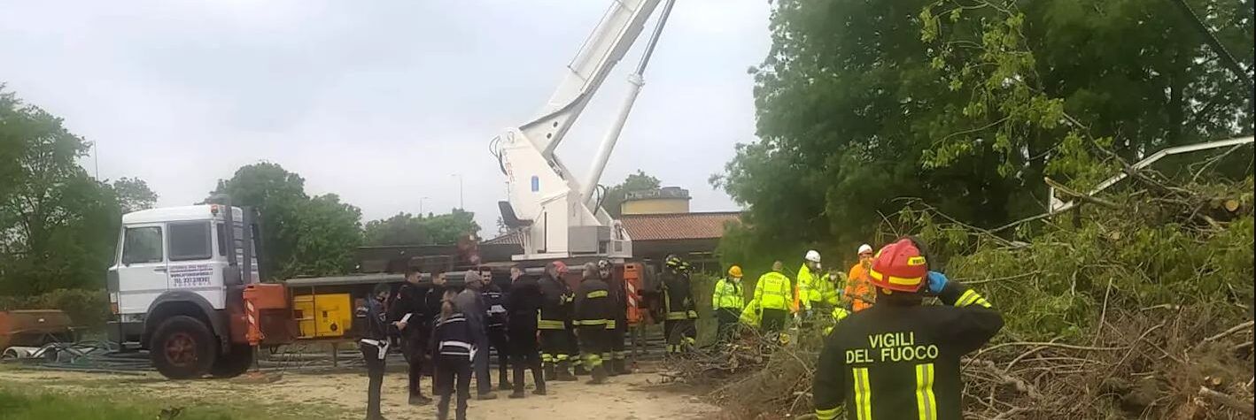 Cede una piattaforma area nel Milanese, due operai morti. Grave il terzo