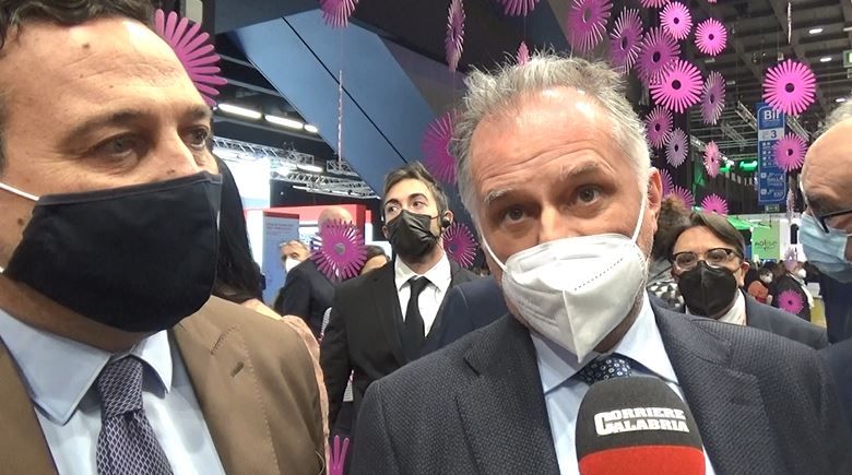 Bit, il ministro Garavaglia visita lo stand della Calabria: «La Regione ha un patrimonio enorme» – VIDEO