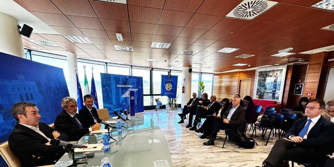 Azienda Zero, assunzioni, Pnrr e medicina territoriale: Occhiuto fa il punto con i sindacati