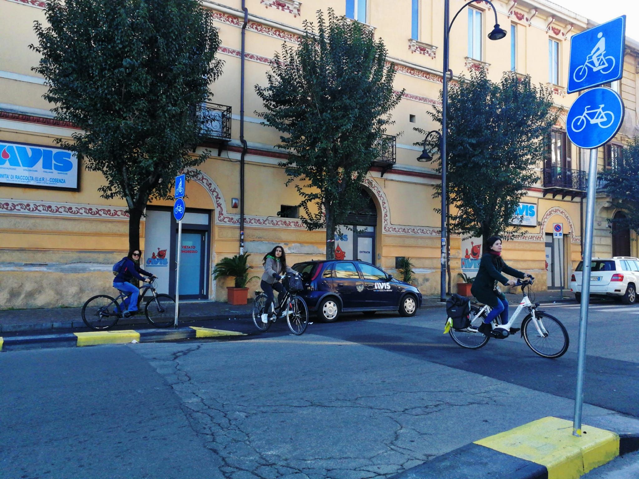 Piste ciclabili cancellate, l’ira dei cosentini. E spunta una «bretella» a piazza Bilotti