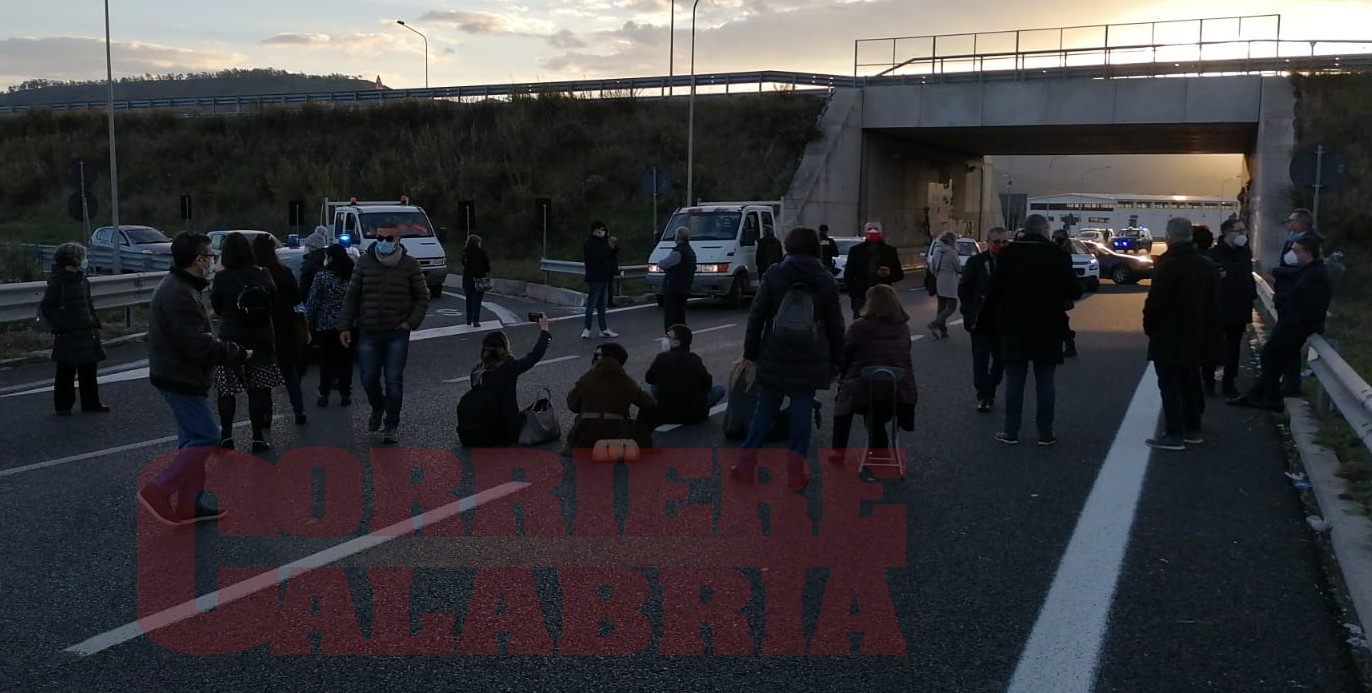 Nessun confronto con la Regione. E i precari calabresi bloccano le strade – FOTO